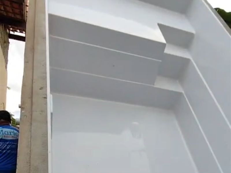 Piscina de fibra branca com degraus instalada pela Mario Piscinas