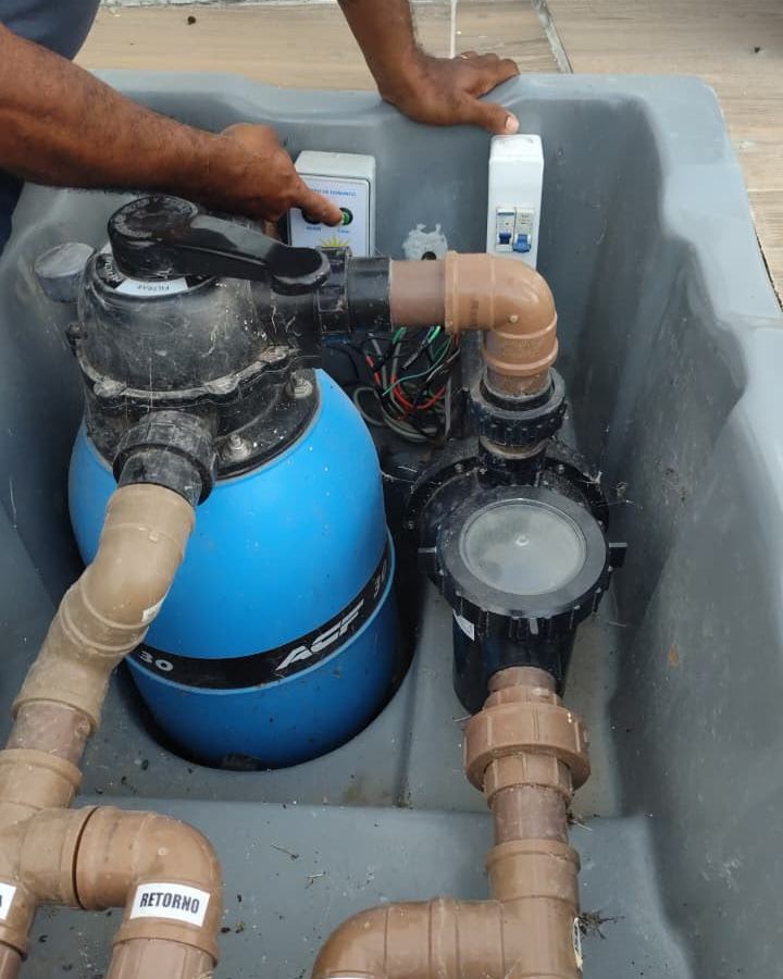 Instalação de filtro e motobomba na casa de máquinas da piscina