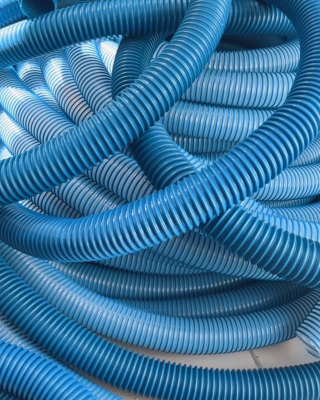 Mangueira azul para aspiração de piscina