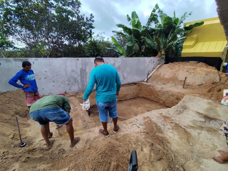 Equipe da Mario Piscinas na escavação para instalar piscina de fibra