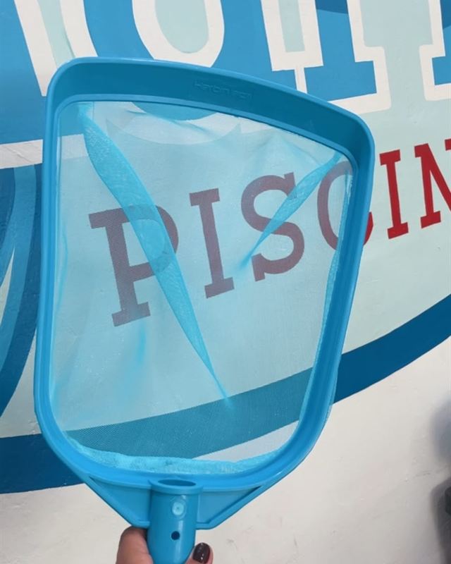 Peneira para retirar folhas e sujeira da piscina